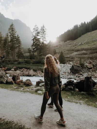 Gespräch im Gehen Sonnenuntergang